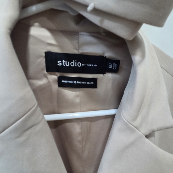 Studio Women's Cream Sleeveless Blazer - Picture 3 of 8